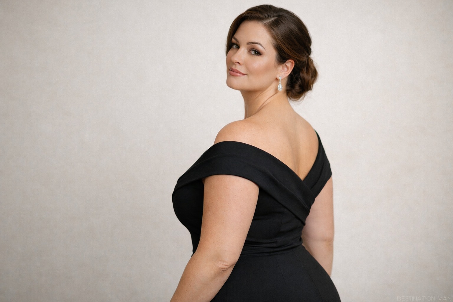 Curvy woman demonstrating proper shoulder positioning with lowered shoulder and elongated neck