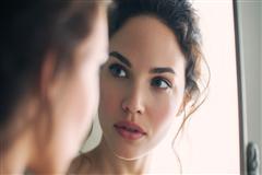 Why You Look Different in Photos: Psychology and Visual Perception Explained